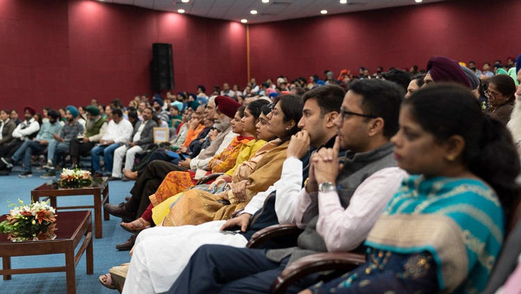 Miembros de la audiencia escucharon a Su Santidad el Dalái Lama hablando en el cónclave interreligioso de la Universidad Guru Nanak Dev en Amritsar, Punjab, India, el 9 de noviembre de 2019. Foto de Tenzin Choejor