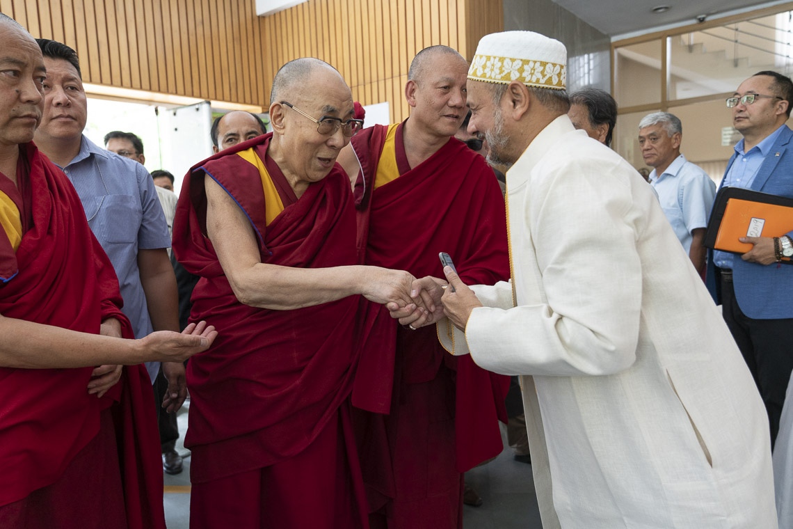 Su Santidad el Dalái Lama llega al Centro Internacional de la India para participar en la conferencia sobre «Celebrar la diversidad en el mundo musulmán» en Nueva Delhi, India, el 15 de junio de 2019. Foto de Tenzin Choejor