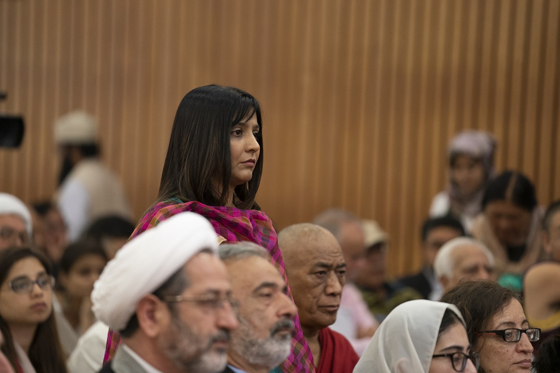 Un miembro de la audiencia que escuchaba a Su Santidad el Dalái Lama responder a su pregunta durante la conferencia sobre «Celebrar la diversidad en el mundo musulmán» en el Centro Internacional de la India en Nueva Delhi, India, el 15 de junio de 2019. Foto de Tenzin Choejor