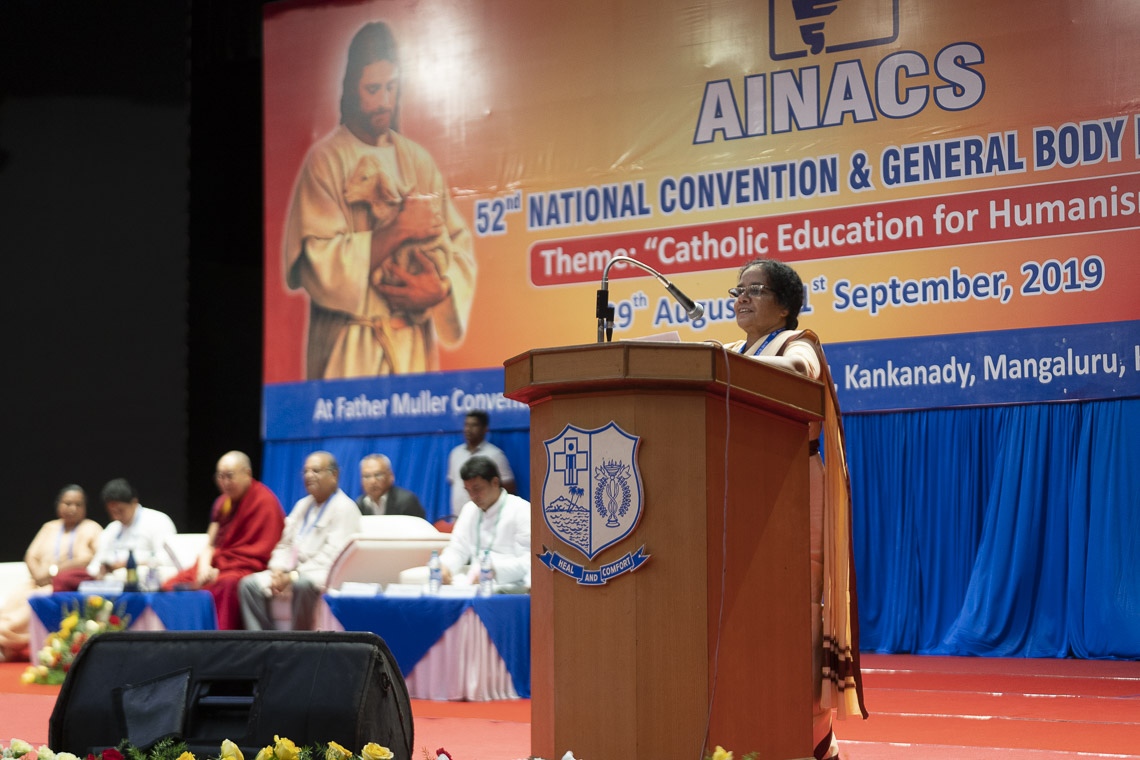 La Hermana Molly Cherian, Directora de la Escuela del Sagrado Corazón, en Dharamsala, presentó a Su Santidad el Dalái Lama al comienzo de la sesión matutina de la 52ª Convención Nacional de la Asociación de Escuelas Católicas de toda la India en Mangaluru, Karnataka, India, el 30 de agosto de 2019. Foto de Tenzin Choejor
