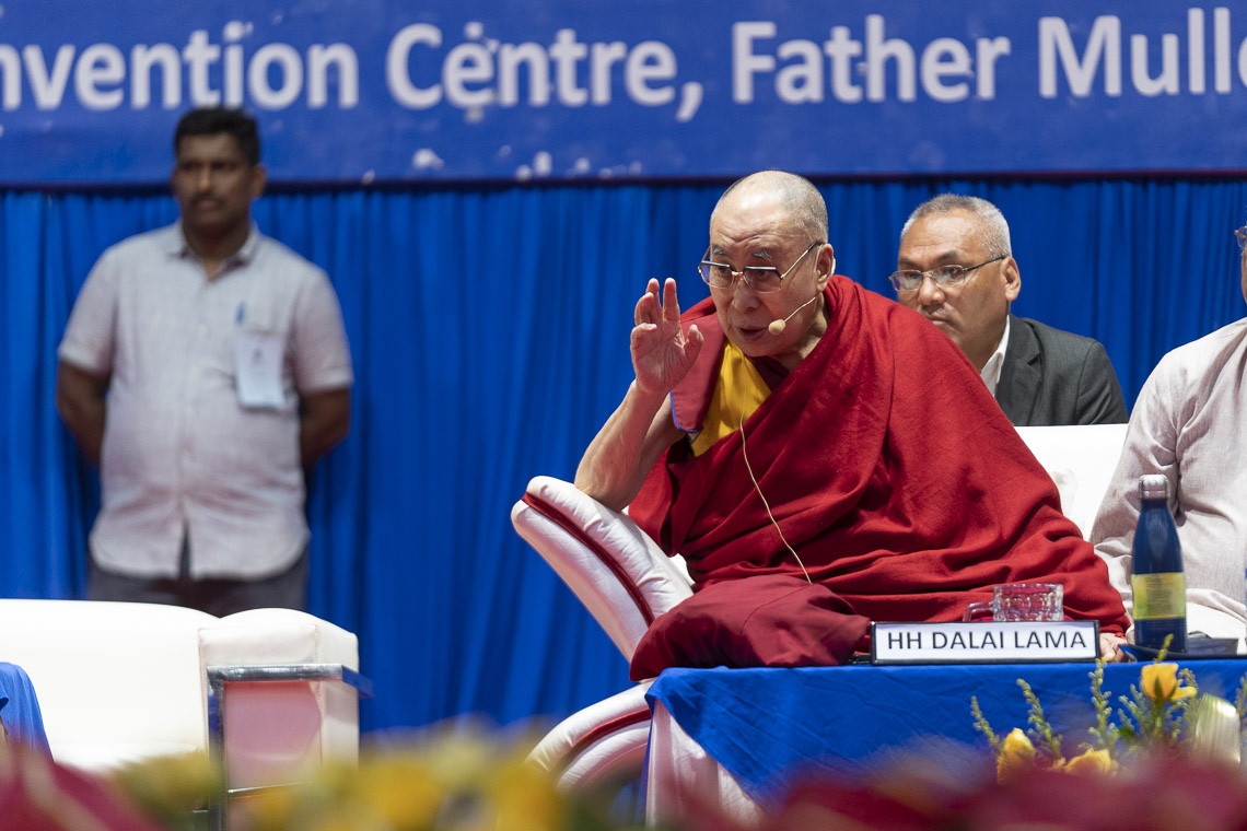 Su Santidad la Dalia Lama respondiendo a una pregunta de un miembro de la audiencia durante su intervención en la 52ª Convención Nacional de la Asociación de Escuelas Católicas de toda la India en Mangaluru, Karnataka, India, el 30 de agosto de 2019. Foto de Tenzin Choejor