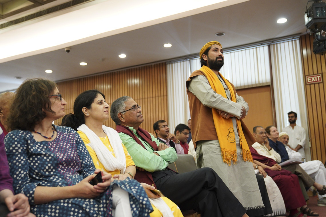 Un miembro de la audiencia escuchando a Su Santidad el Dalái Lama responde a su pregunta durante la conferencia sobre «Celebrar la diversidad en el mundo musulmán» en el Centro Internacional de la India en Nueva Delhi, India, el 15 de junio de 2019. Foto de Tenzin Choejor
