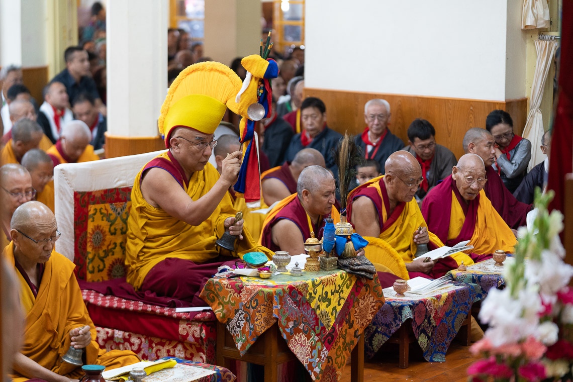 El abad del monasterio de Namgyal, Thamtog Rinpoche, dirigiendo el ritual de larga vida en el Templo Principal Tibetano en Dharamsala, HP, India, el 5 de julio de 2019. Foto de Tenzin Choejor