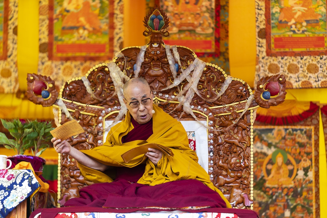 Su Santidad el Dalái Lama leyendo el texto en el último día de sus enseñanzas en Manali, HP, India, el 18 de agosto de 2019. Foto de Tenzin Choejor
