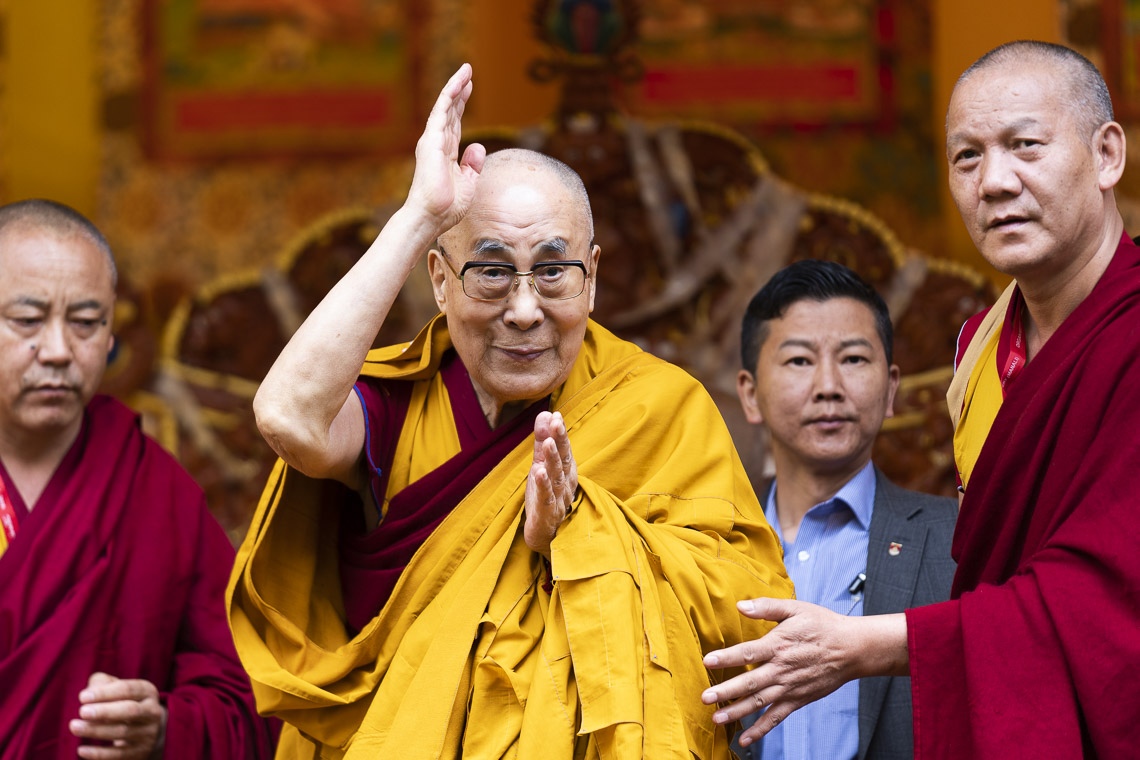 Su Santidad el Dalái Lama saludando a la audiencia al concluir sus enseñanzas en Manali, HP, India, el 18 de agosto de 2019. Foto de Tenzin Choejor