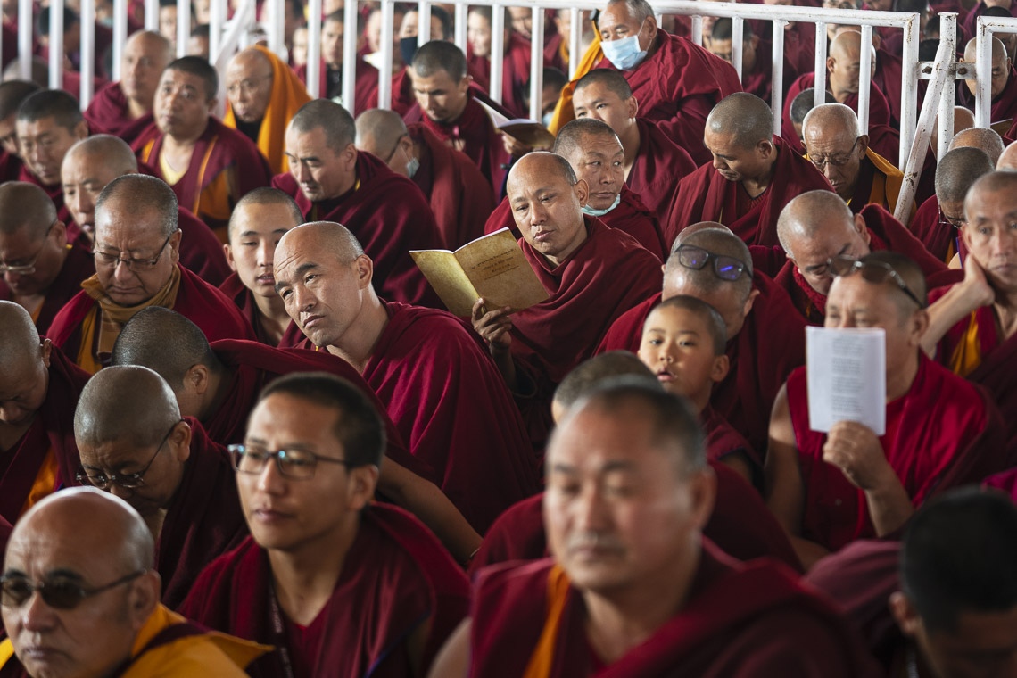  Algunos de los más de 8.000 monjes y monjas que siguieron el texto durante el segundo día de las enseñanzas de Su Santidad el Dalái Lama en Bodhgaya, Bihar, India, el 25 de diciembre de 2018. Foto de Lobsang Tsering
