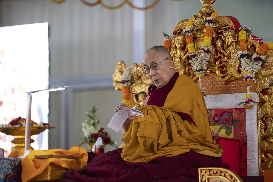 Su Santidad el Dalái Lama leyendo de «37 Prácticas de Bodhisattvas» en el segundo día de sus enseñanzas en Bodhgaya, Bihar, India el 25 de diciembre de 2018. Foto de Lobsang Tsering
