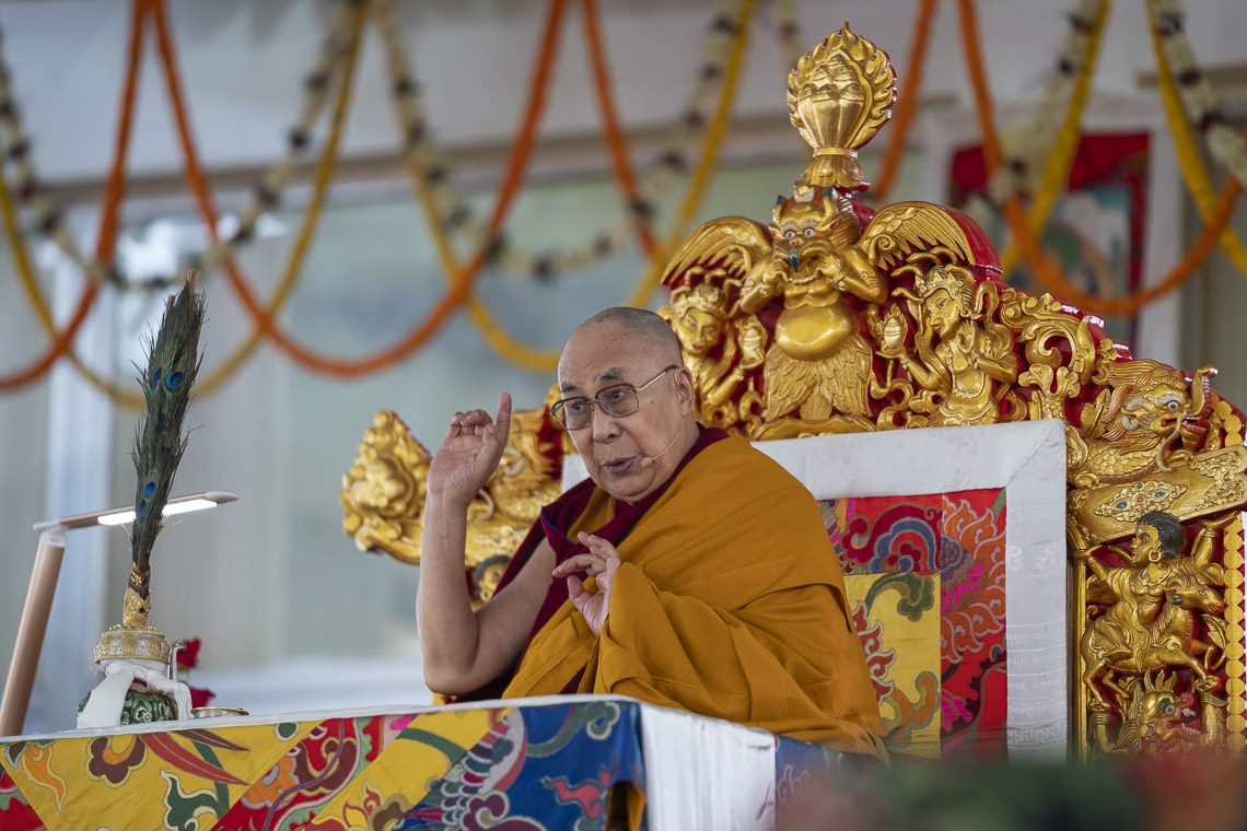 Su Santidad el Dalái Lama hablando en el primer día del Ciclo de Manyushri de Enseñanzas en Bodhgaya, Bihar, India, el 28 de diciembre de 2018. Foto de Lobsang Tsering