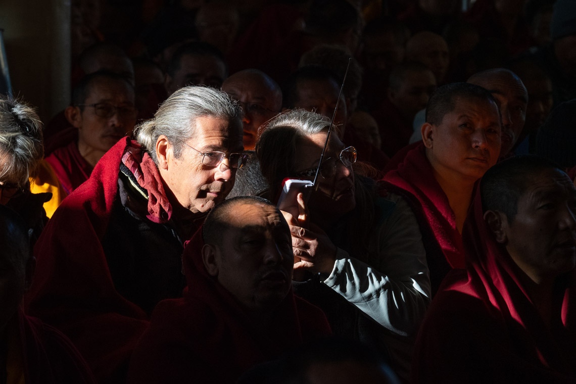 Miembros de la multitud escuchando una traducción de las enseñanzas de Su Santidad el Dalái Lama en el Templo Principal Tibetano en Dharamsala, HP, India el 19 de febrero de 2019. Foto de Tenzin Choejor