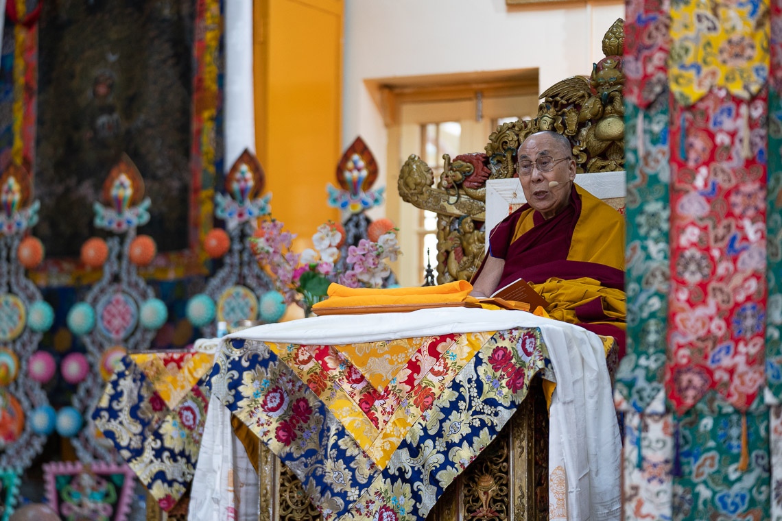  Su Santidad el Dalái Lama explicando un punto del texto durante su enseñanza en el Templo Principal Tibetano en Dharamsala, HP, India el 19 de febrero de 2019. Foto de Tenzin Choejor