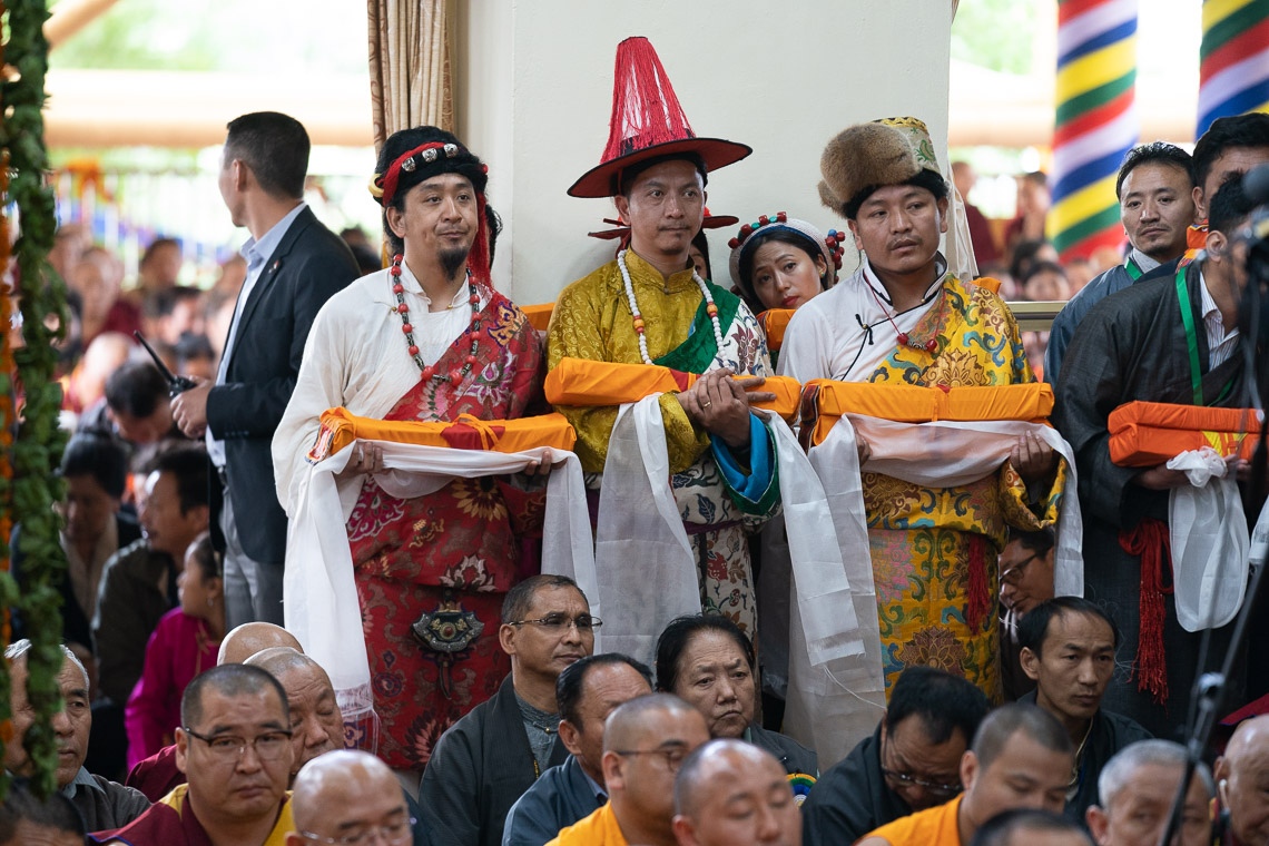 Miembros de la comunidad tibetana vestidos con el traje tradicional de las tres provincias del Tíbet se ofrecen para presentar durante la Ceremonia de Ofrenda de Larga Vida por Su Santidad el Dalái Lama en el Templo Principal Tibetano en Dharamsala, HP, India, el 17 de mayo de 2019. Foto de Tenzin Choejor