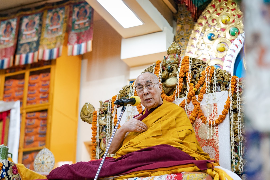 Su Santidad el Dalái Lama dirigiéndose a la reunión durante la Ceremonia de Ofrenda de Larga Vida en el Templo Principal Tibetano en Dharamsala, HP, India, el 17 de mayo de 2019. Foto de Tenzin Choejor