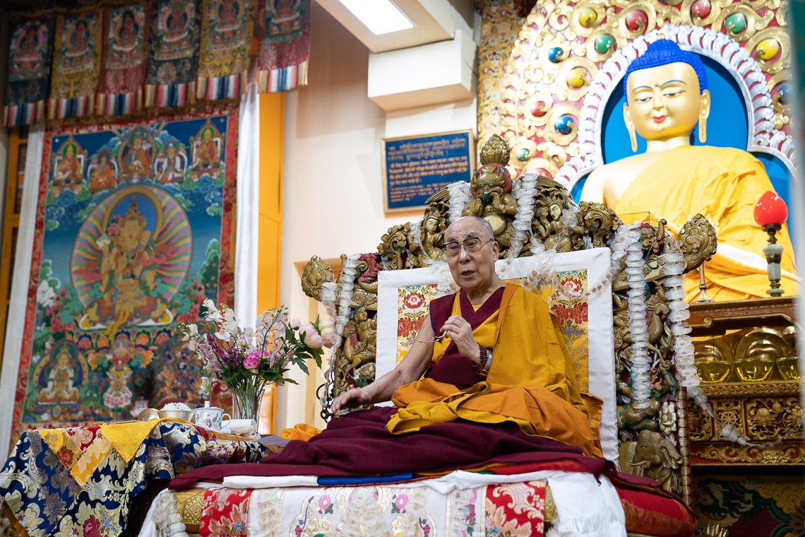 Su Santidad el Dalái Lama dirigiéndose a la reunión durante la ceremonia de Ofrenda de Larga Vida en el Templo Principal Tibetano en Dharamsala, HP, India, el 5 de julio de 2019. Foto de Tenzin Choejor
