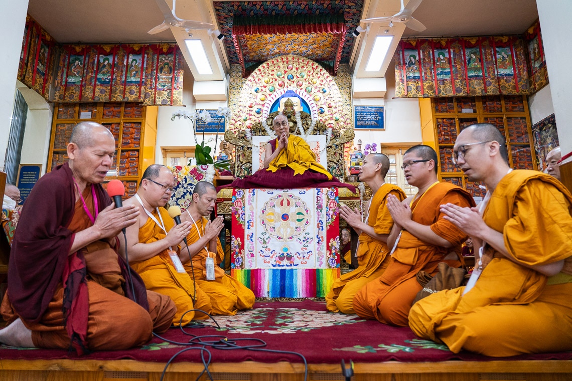 Monjes de Tailandia recitan el «Mangala Sutta» en Pali en el último día de las enseñanzas de Su Santidad el Dalái Lama en el Templo Principal Tibetano en Dharamsala, HP, India, el 6 de noviembre de 2019. Foto de Ven Tenzin Jamphel