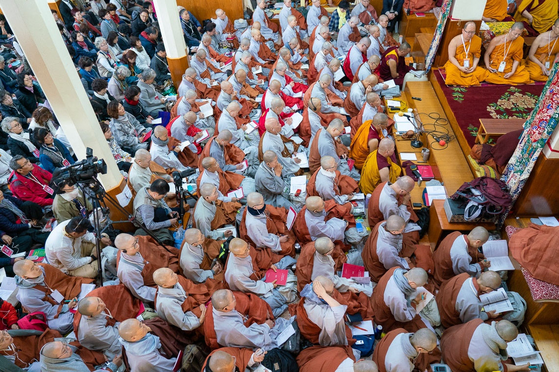 Una vista de la audiencia dentro del Templo Principal Tibetano en el último día de las enseñanzas de Su Santidad el Dalái Lama solicitadas por un grupo de Corea en Dharamsala, HP, India, el 6 de noviembre de 2019. Foto de Ven Tenzin Jamphel