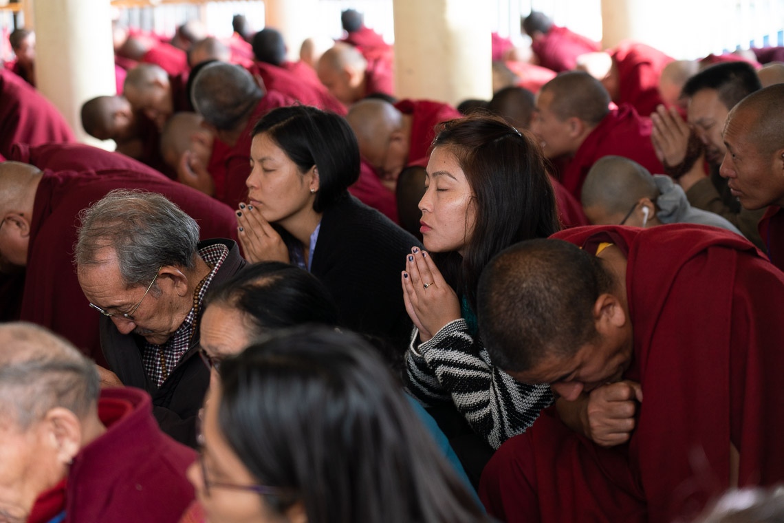 Miembros de la audiencia tomando el voto de bodisatva el último día de las enseñanzas de Su Santidad el Dalái Lama en el Templo Principal Tibetano en Dharamsala, HP, India, el 6 de noviembre de 2019. Foto de Ven Tenzin Jamphel