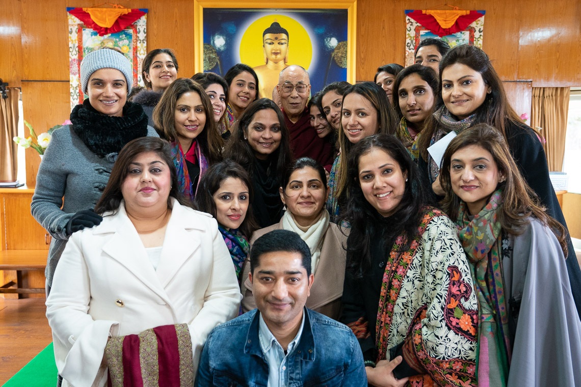 Su Santidad el Dalái Lama posando para una foto de grupo con integrantes de la audiencia después de su reunión con mujeres de la Organización de Mujeres Jóvenes de la FICCI en su residencia de Dharamsala, HP, India, el 18 de febrero de 2019. Foto de Tenzin Choejor
