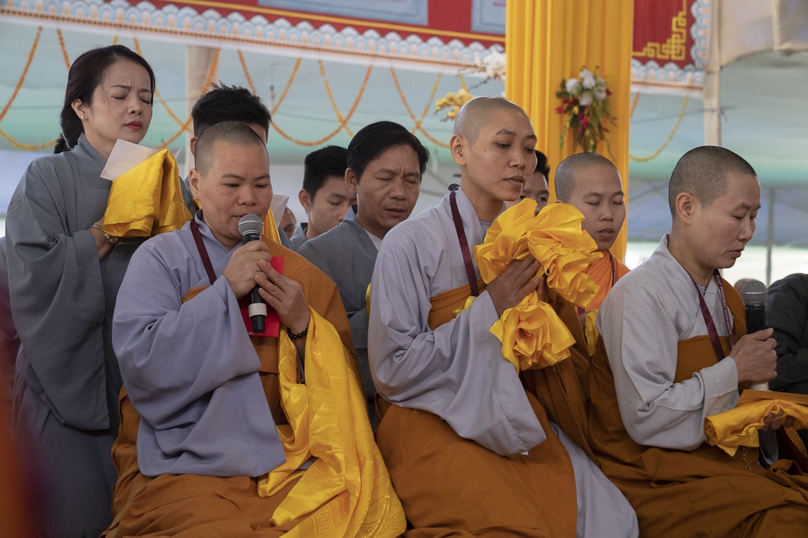 Un grupo de Vietnam cantando el «Sutra del Corazón» en vietnamita al comienzo del segundo día de las enseñanzas de Su Santidad el Dalái Lama en Bodhgaya, Bihar, India, el 25 de diciembre de 2018. Foto de Lobsang Tsering