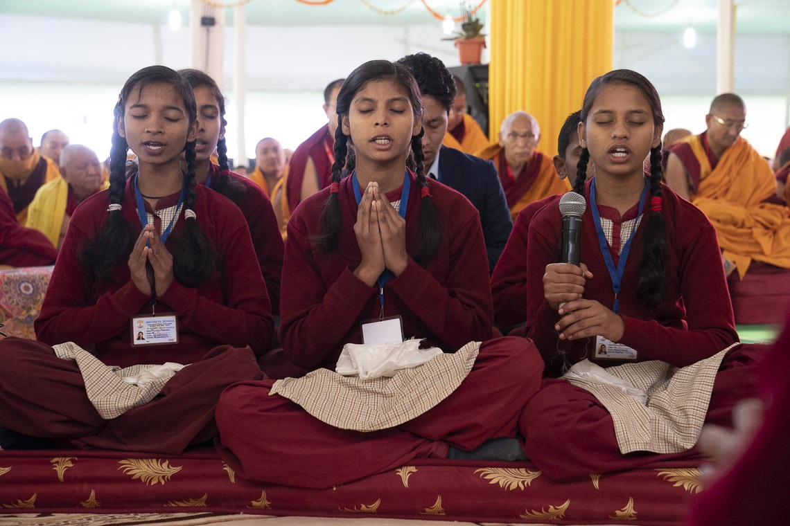 Estudiantes de la Escuela Maitreya cantaron el Sutra del Corazón en sánscrito al comienzo del primer día del Ciclo de Enseñanzas de Manyushri en Bodhgaya, Bihar, India, el 28 de diciembre de 2018. Foto de Lobsang Tsering
