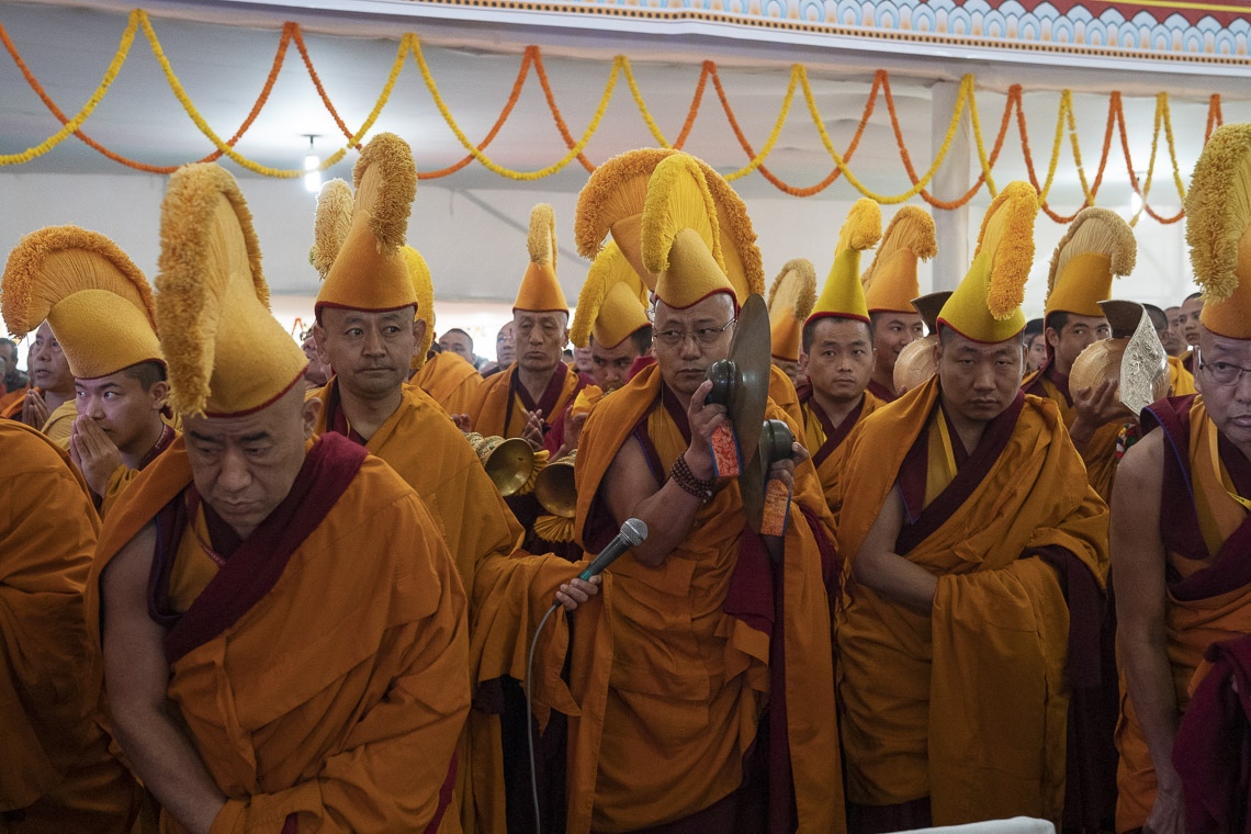 Los monjes del monasterio de Namgyal que tocan instrumentos tradicionales anuncian la llegada de Su Santidad el Dalái Lama al terreno de Kalachakra en Bodhgaya, Bihar, India, el 31 de diciembre de 2018. Foto de Lobsang Tsering