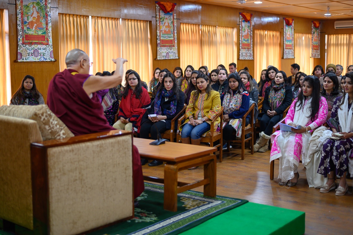 Su Santidad el Dalái Lama hablando ante 75 miembros de la Organización de Mujeres Jóvenes de la FICCI en su residencia de Dharamsala, HP, India, el 18 de febrero de 2019. Foto de Tenzin Choejor 