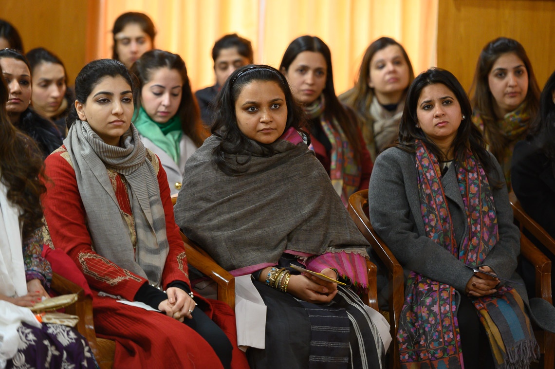 Integrantes de la Organización de Mujeres Jóvenes de la FICCI escuchando a Su Santidad el Dalái Lama en su residencia de Dharamsala, HP, India, el 18 de febrero de 2019. Foto de Tenzin Choejor 