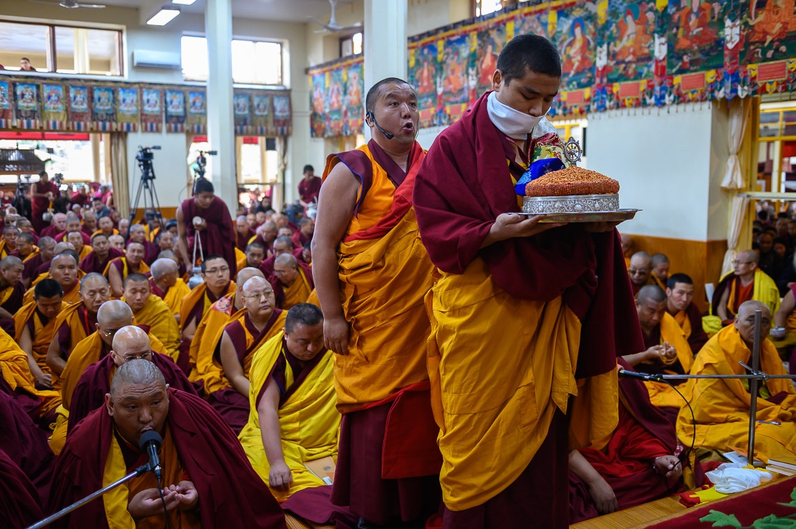  El Maestro de Canto dirigiendo las oraciones al comienzo de las enseñanzas de Su Santidad el Dalái Lama en el Templo Principal Tibetano en Dharamsala, HP, India el 19 de febrero de 2019. Foto de Tenzin Choejor