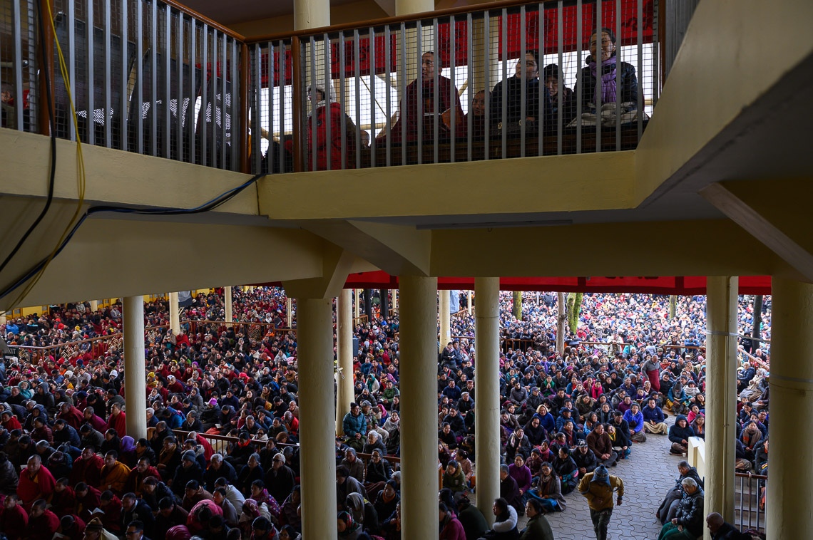 Una vista del patio del Templo Principal Tibetano, lleno de gente escuchando las enseñanzas de Su Santidad el Dalái Lama en el Día de los Milagros en Dharamsala, HP, India el 19 de febrero de 2019. Foto de Tenzin Choejor
