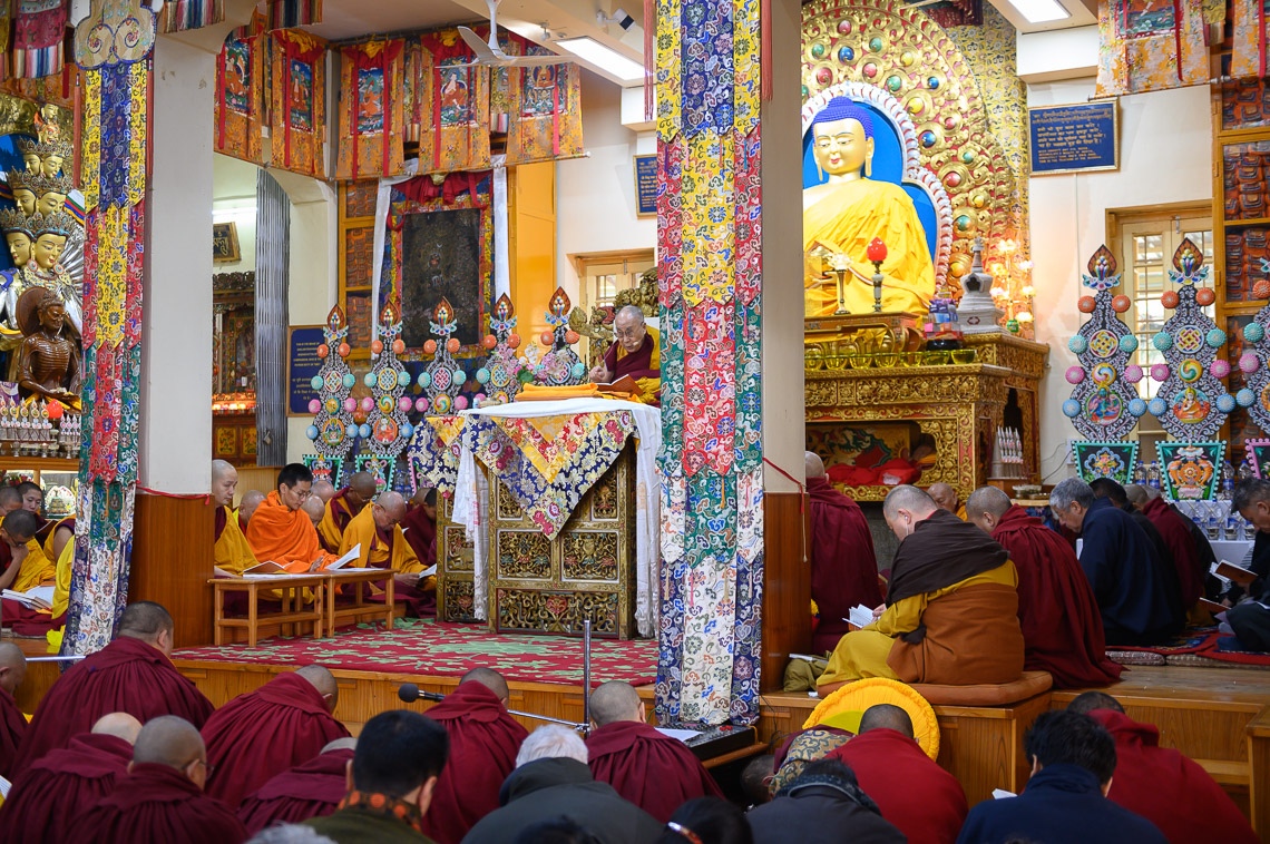 Su Santidad el Dalái Lama leyendo los textos durante su enseñanza en el Templo Principal Tibetano en el Día de los Milagros en Dharamsala, HP, India el 19 de febrero de 2019. Foto de Tenzin Choejor