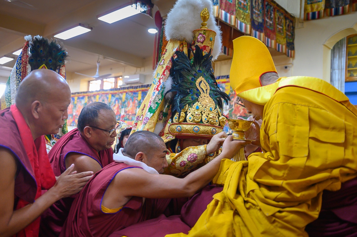 El Oráculo de Nechung ofrece sustancias rituales para la larga vida de Su Santidad el Dalái Lama en el Templo Principal Tibetano en Dharamsala, HP, India el 17 de mayo de 2019. Foto de Tenzin Choejor