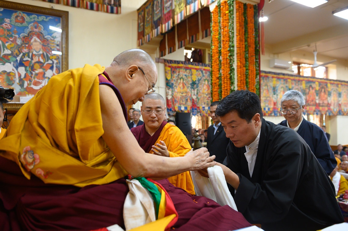 El Presidente de la Administración Central Tibetana, Dr. Lobsang Sangay, ofreciendo una bufanda blanca a Su Santidad el Dalái Lama durante la Ceremonia de Ofrenda de Larga Vida por Su Santidad en el Templo Principal Tibetano en Dharamsala, HP, India, el 17 de mayo de 2019. Foto de Tenzin Choejor