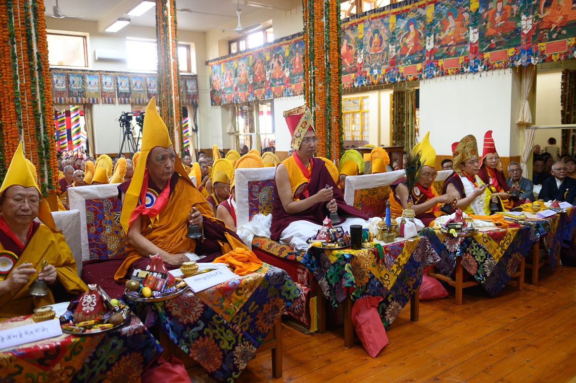 Representantes de las tradiciones religiosas tibetanas sentados frente al Templo Principal Tibetano durante la Ceremonia de Ofrenda de Larga Vida por Su Santidad el Dalái Lama en Dharamsala, HP, India, el 17 de mayo de 2019. Foto de Tenzin Choejor