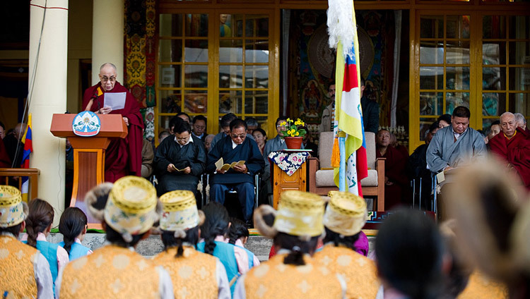 Su santidad el Dalái Lama leyendo su declaración en el 52º aniversario del Día Nacional de Alzamiento Tibetano en el Templo Principal Tibetano en Dharamsala, HP, India el 3 de marzo de 2011. (Foto de Tenzin Choejor/OHHDL)