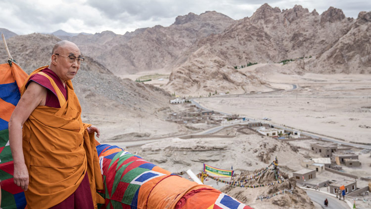 Su Santidad el Dalái Lama contemplando la vista del Valle de Leh desde el Monasterio Zangdok Palri en Ladakh, J&K, India el 7 de agosto de 2016. (Foto de Tenzin Choejor/OHHD