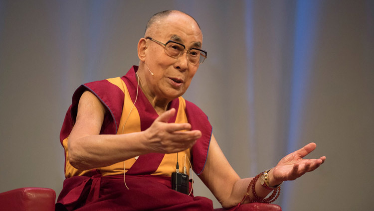 Su Santidad el Dalái Lama hablando en Berna, Suiza, el 13 de octubre de 2016. (Foto de Manuel Bauer)
