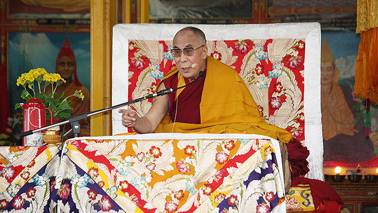 Su santidad el Dalái Lama hace referencia a su retiro de las responsabilidades políticas durante una enseñanza pública en el Templo Principal Tibetano en Dharamsala, HP, India, el 19 de marzo de 2011. (Foto de Tenzin Choejor/OHHDL)