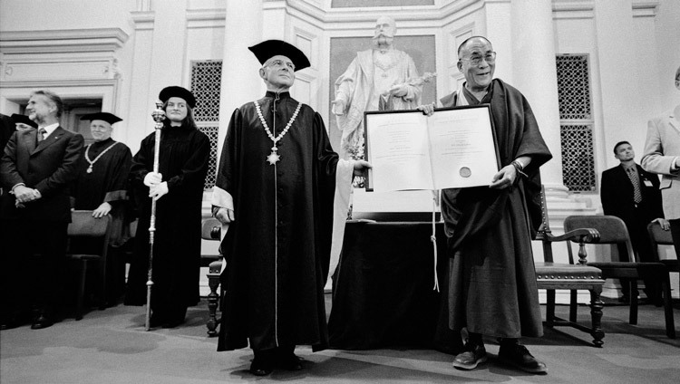 Su Santidad el Dalái Lama recibe el Premio de Derechos Humanos de la Universidad de Graz en Graz, Austria, el 14 de octubre de 2002. (Foto de Manuel Bauer)