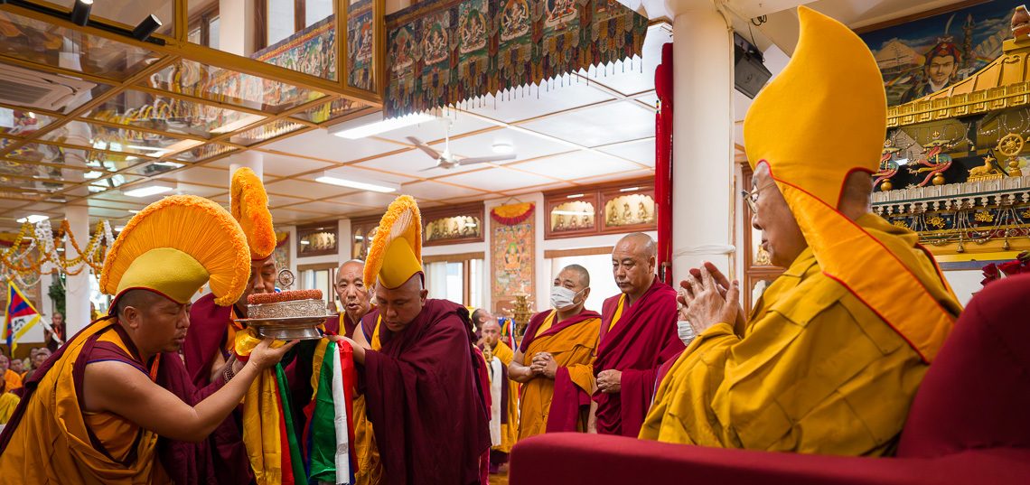 Ofrenda de oración de larga vida por el monasterio Dzongar Choede
