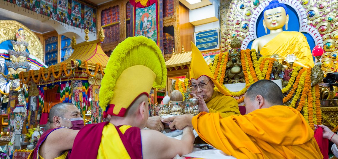 Oración de vida larga ofrecida por la Asociación Central Dokham Chushi Gangdrug