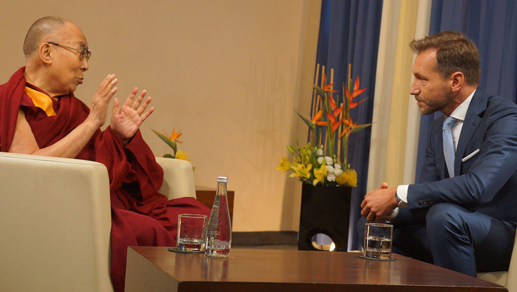 Piotr Krasko de TVN entrevistando a Su Santidad el Dalái Lama en Breslavia, Polonia, el 20 de septiembre de 2016. Foto/Jeremy Russell/OHHDL