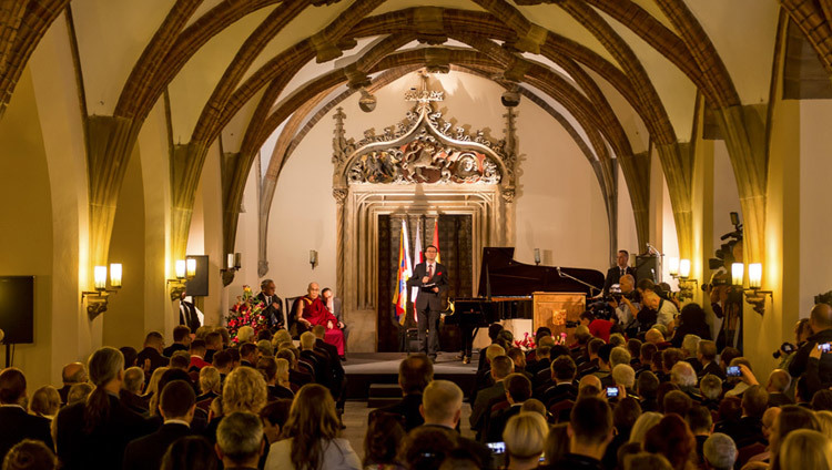 Su Santidad el Dalái Lama en el Ayuntamiento de Breslavia, Polonia, el 20 de septiembre de 2016. Foto/Maciej Kulczynski