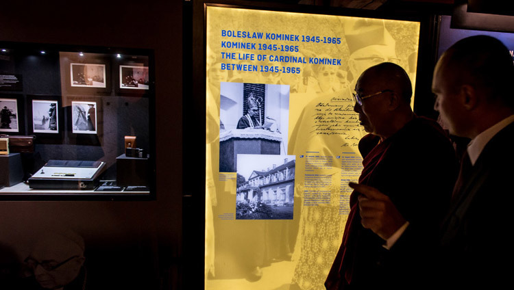 Su Santidad el Dalái Lama viendo la exposición «Perdón y reconciliación» dedicada al cardenal Kominek, un padre de Europa no reconocido, en el Museo de la Ciudad de Breslavia, Polonia, el 20 de septiembre de 2016. Foto/Maciej Kulczynski