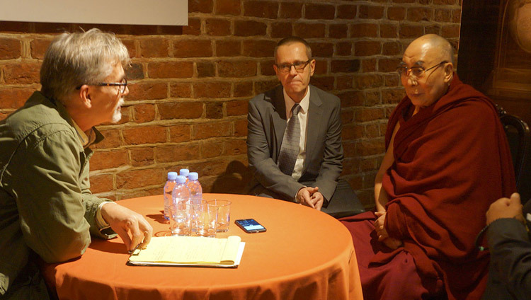 Jacek Zakowski de Polityka entrevistando a Su Santidad el Dalái Lama en el Museo de la Ciudad en Wroclaw, Polonia, el 20 de septiembre de 2016. Foto/Jeremy Russell/OHHDL