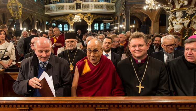 Su Santidad el Dalái Lama sentado en la primera fila de la Iglesia de la Paz en Swidnica, Polonia, el 21 de septiembre de 2016. Foto/Maciej Kulczynski
