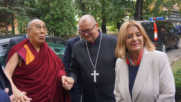 El obispo Waldemar Pytel y la alcaldesa de Swidnica, la Sra. Beata Moskal-Slaniewska escoltando a Su Santidad el Dalái Lama a la Iglesia de la Paz en Swidnica, Polonia, el 21 de septiembre de 2016. Foto/Jeremy Russell/OHHDL
