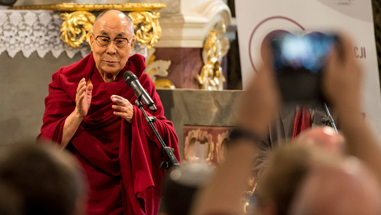 Su Santidad el Dalái Lama hablando en la Iglesia de la Paz en Swidnica, Polonia, el 21 de septiembre de 2016. Foto/Maciej Kulczynski