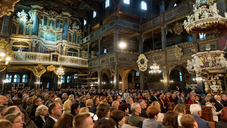 Miembros de la congregación escuchando las palabras de Su Santidad el Dalái Lama en la Iglesia de la Paz en Swidnica, Polonia, el 21 de septiembre de 2016. Foto/Maciej Kulczynski