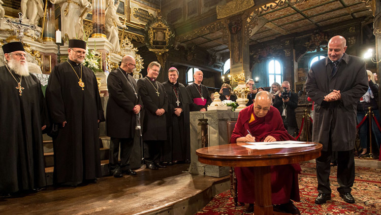 Su Santidad el Dalái Lama firmando el Llamamiento por la Paz en la Iglesia de la Paz en Swidnica, Polonia, el 21 de septiembre de 2016. Foto/Maciej Kulczynski