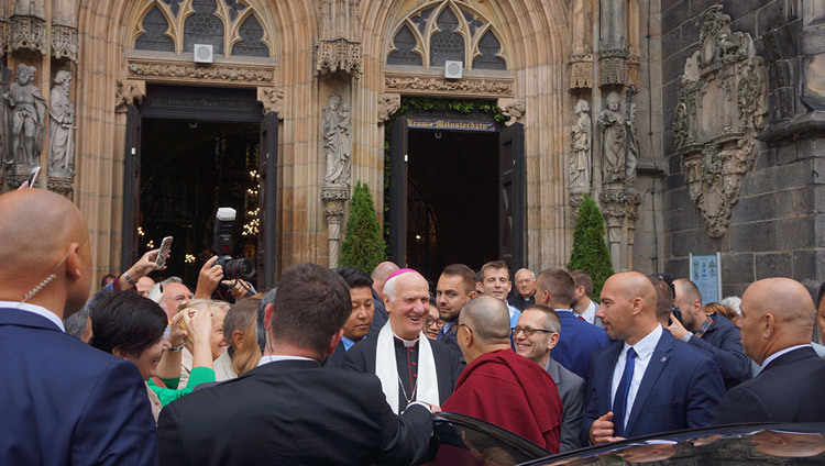 El obispo Ignacy Dec dando la bienvenida a Su Santidad el Dalái Lama a su iglesia en Swidnica, Polonia, el 21 de septiembre de 2016. Foto/Jeremy Russell/OHHDL