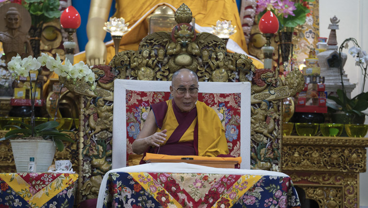 Su Santidad el Dalái Lama hablando en el primer día de sus enseñanzas en el Templo Tibetano Principal en Dharamsala, HP, India, el 3 de octubre de 2106. Foto/Tenzin Choejor/OHHDL